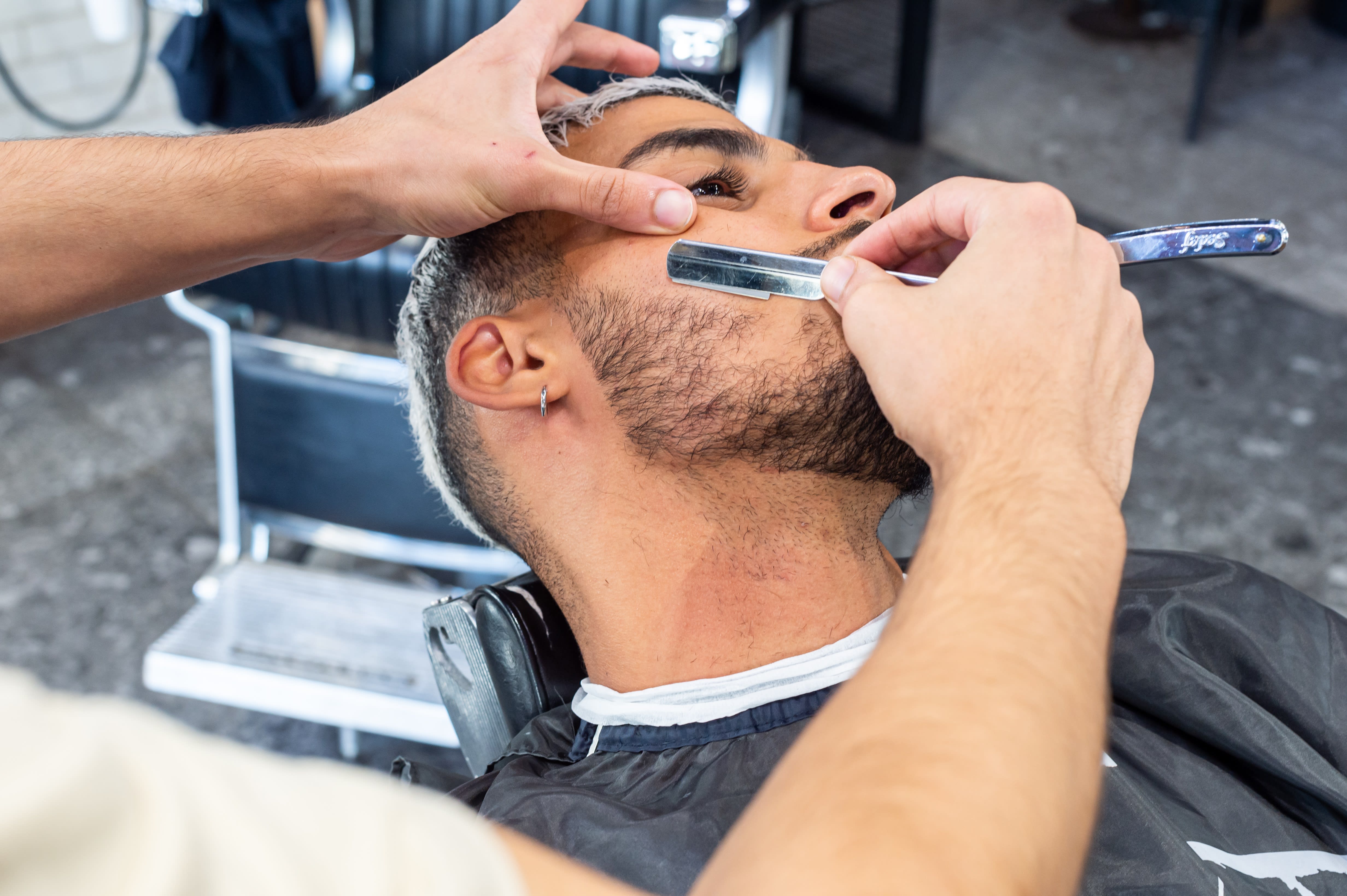 Client au Kingsman Barber Club