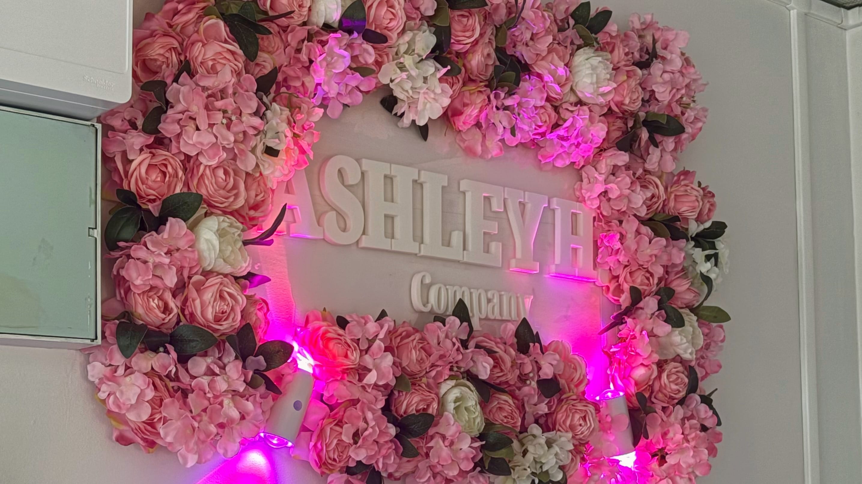 Ashley H.Company - Onglerie Dijon - OneBooking