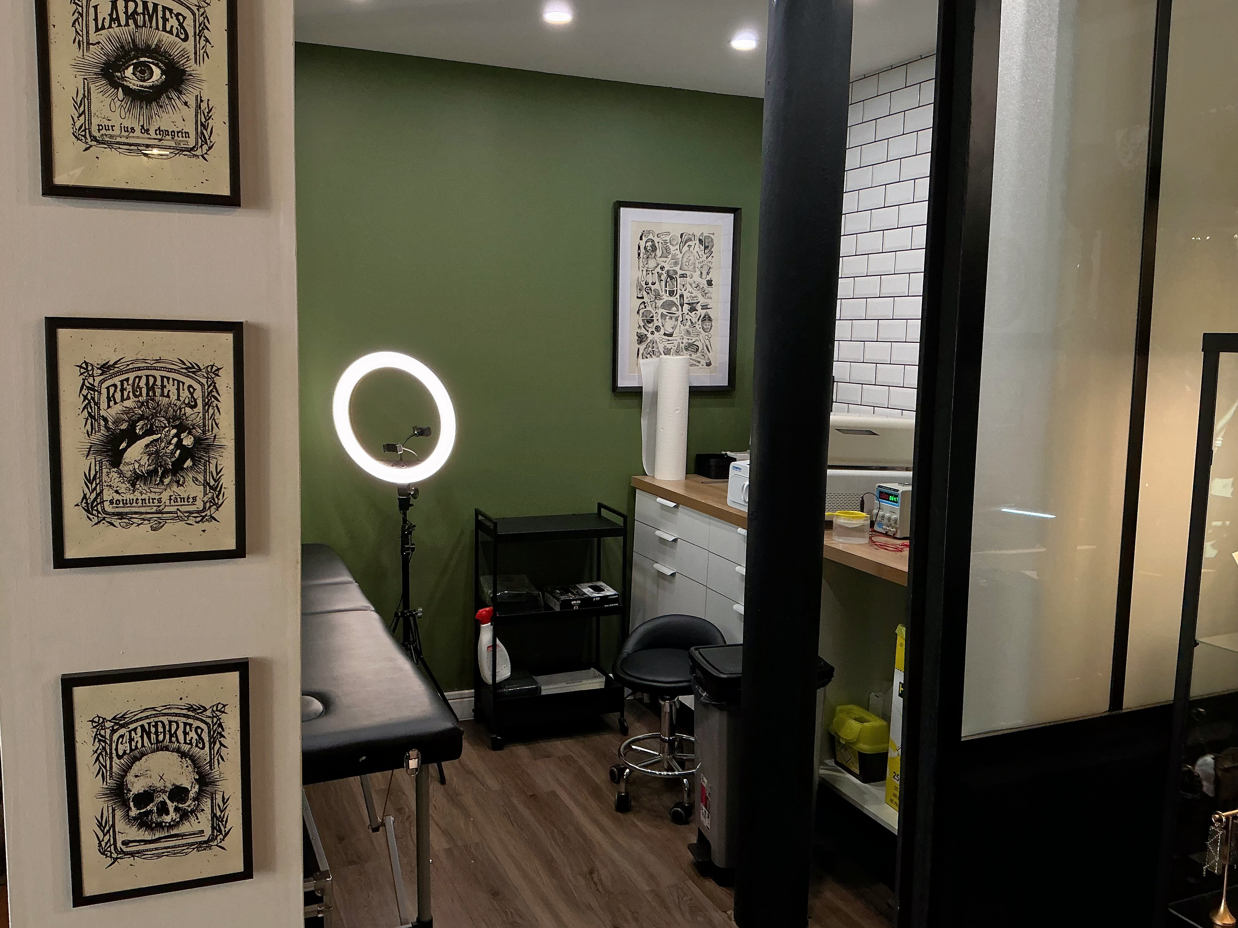 Dahliaanoir piercing - Institut de beauté Toulouse - OneBooking