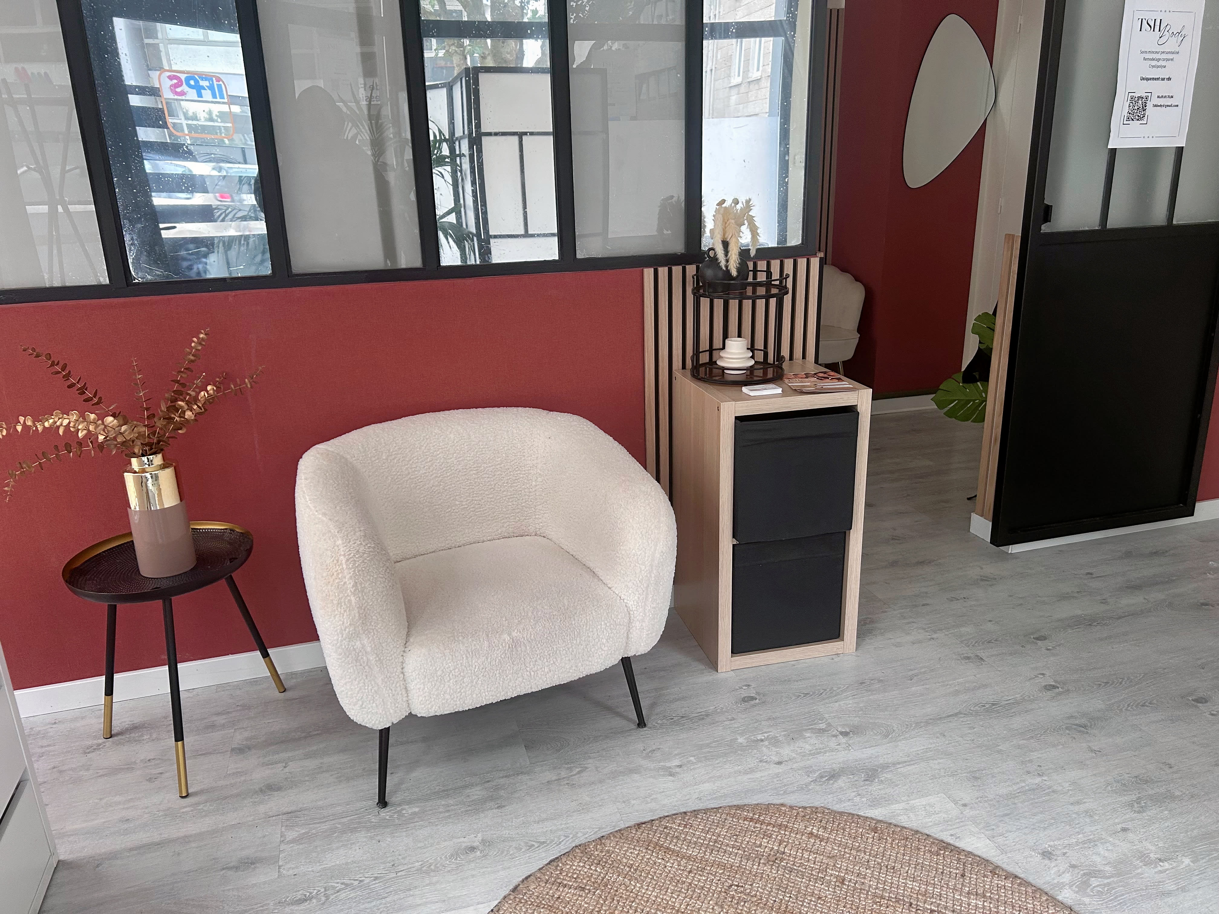 Tsh body et extension de cil et ongles - Onglerie Brest - OneBooking