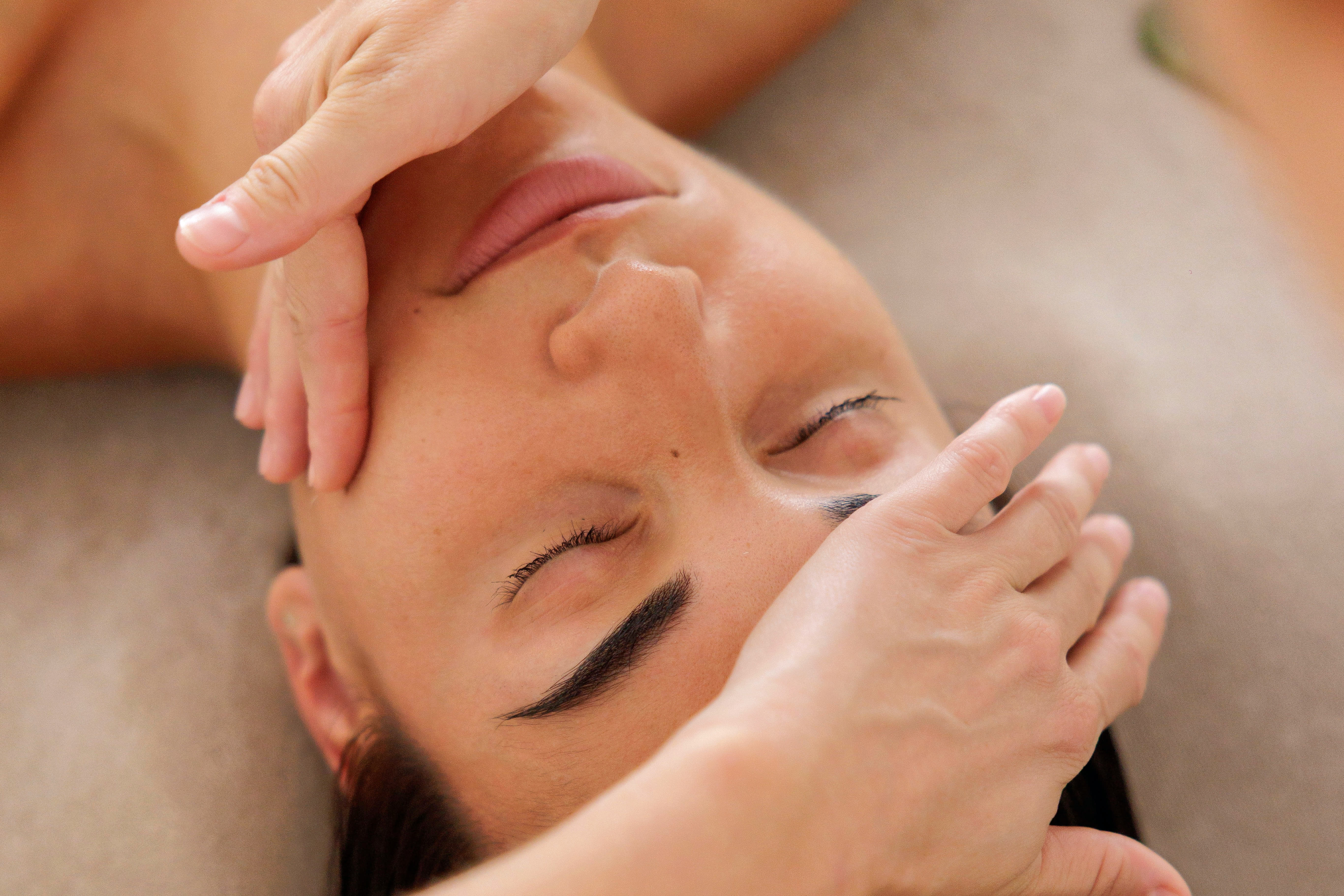 Pauline Holistic Massage - Sourcils & cils Nice - Pauline Holistic Massage - Photo Galerie - OneBooking