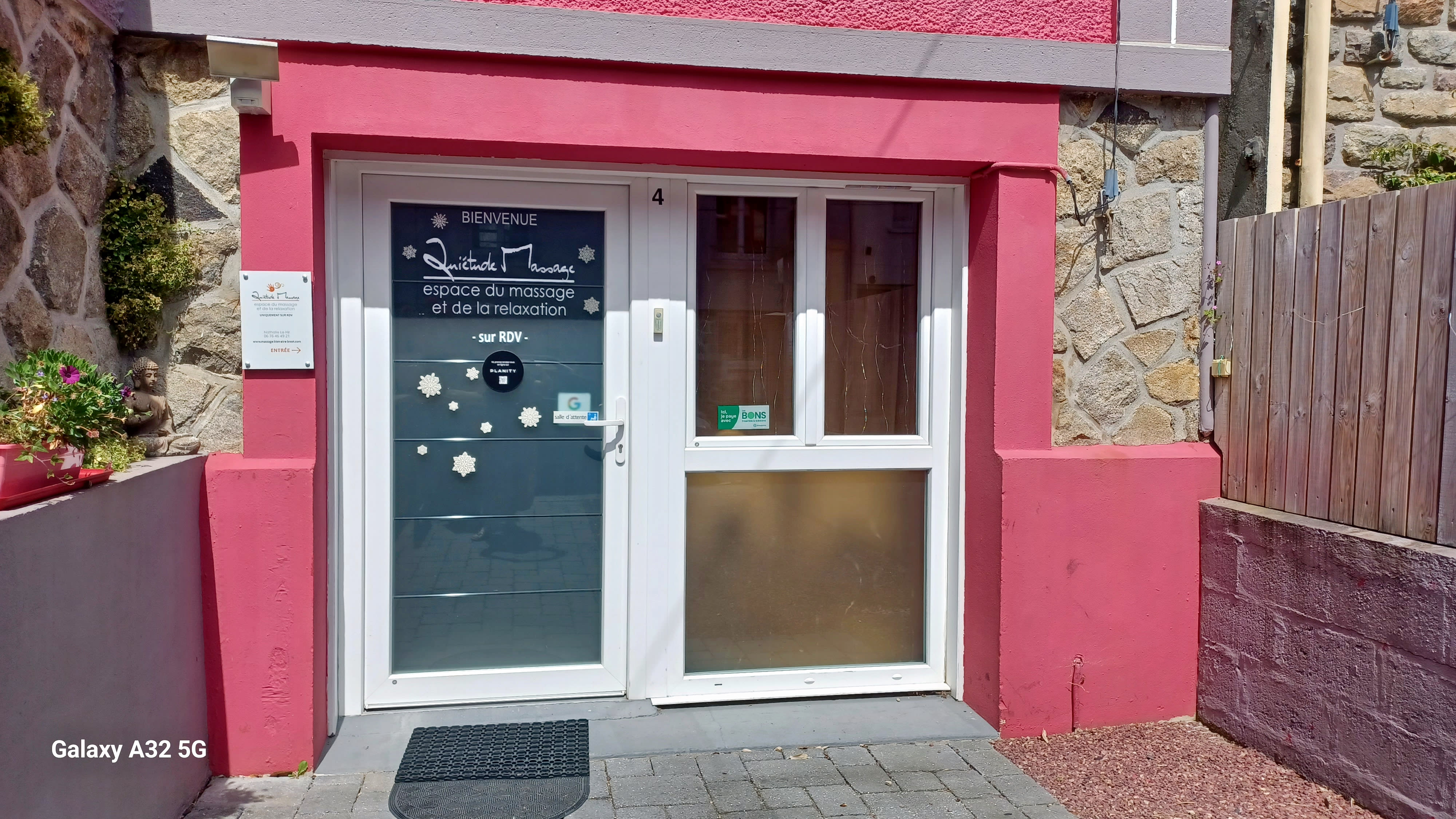 chez Nathalie à l'espace "Quiétude Massage" - Sourcils & cils Brest - OneBooking