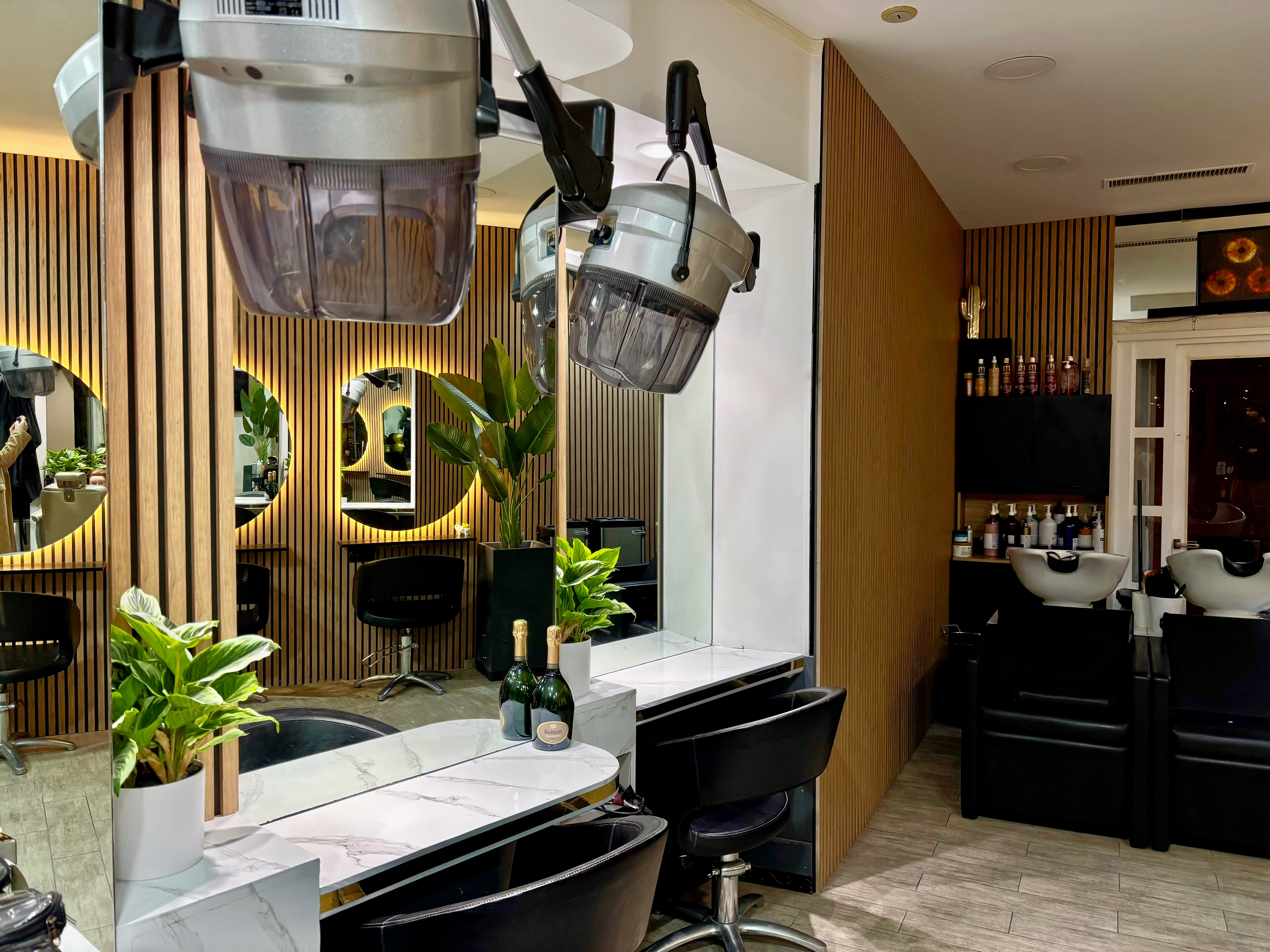 Jean-Eric DOLIN by Sandie - Coiffure Cannes - Jean-Eric DOLIN by Sandie - Photo Galerie - OneBooking