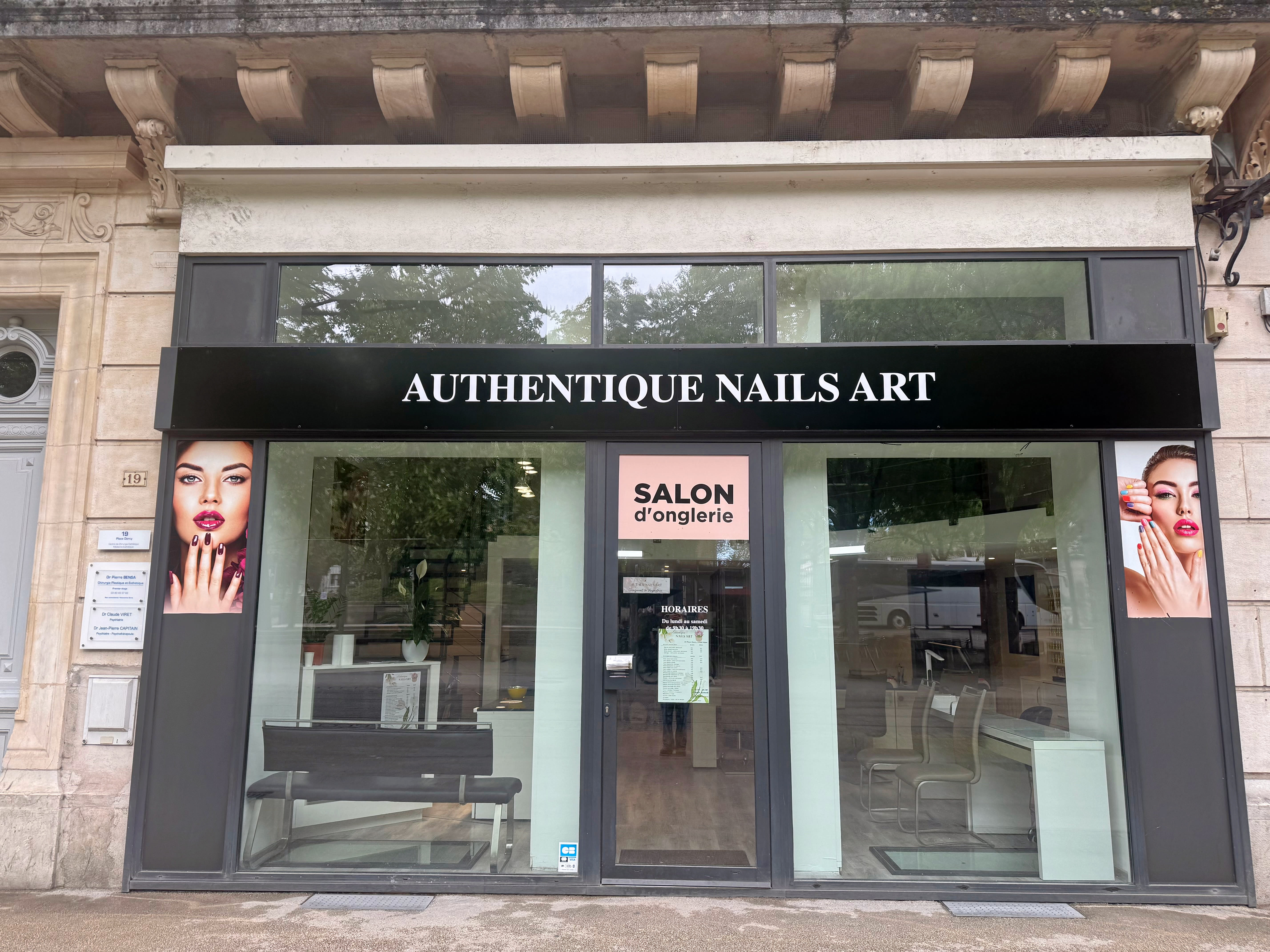 Authentique Nails Art