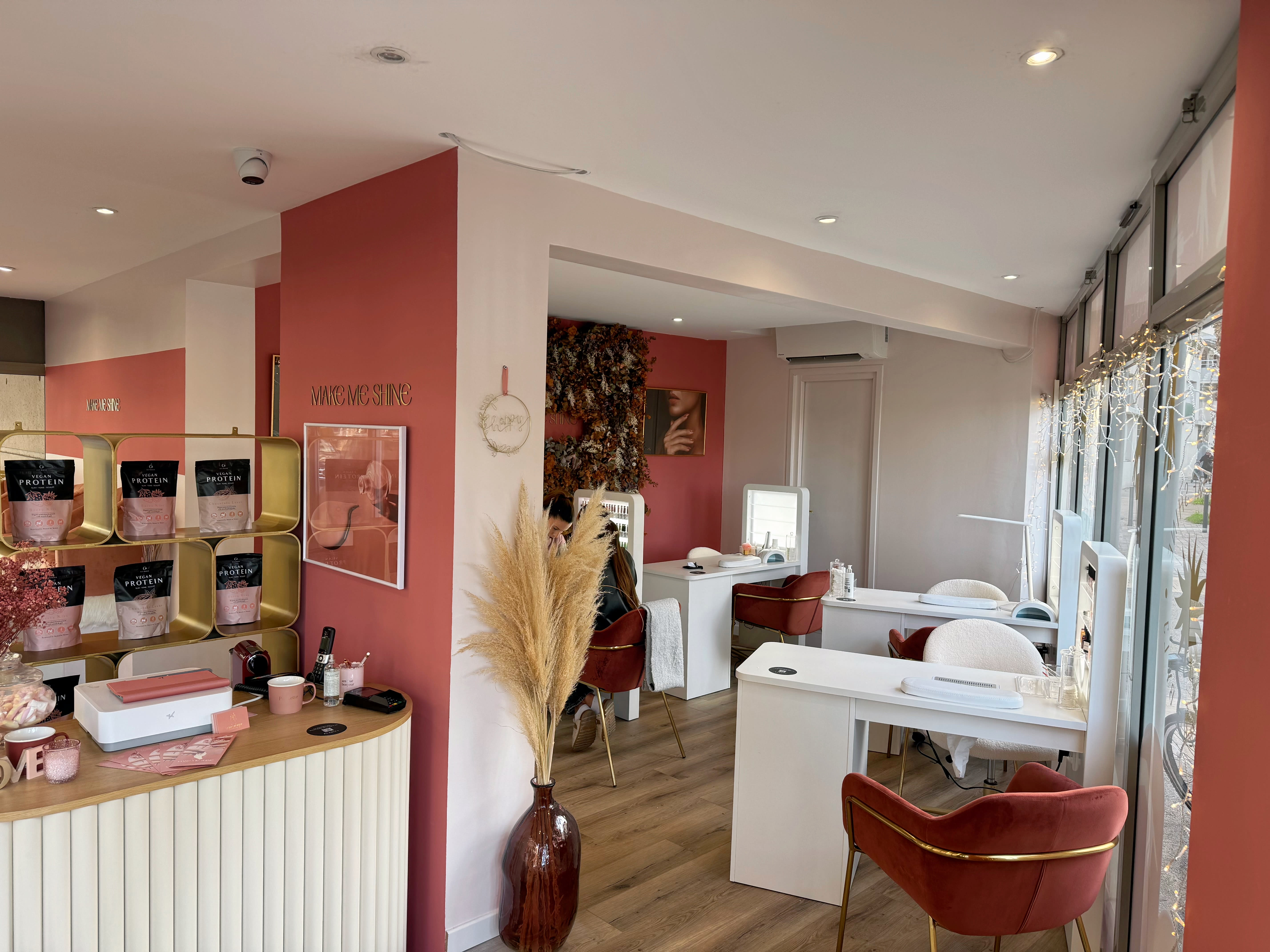 Make me shine - Onglerie Montpellier - OneBooking