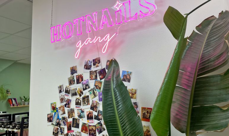 Hotnails — Cabine esthétique / bien-être · Poste de prothésie ongulaire