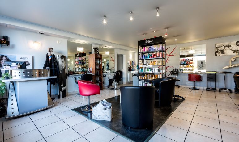 Les Femmes S Emmelent Coiffeur A