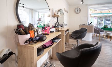 L’instant… : Coiffeur à Saint-Germain-du-Bel-Air