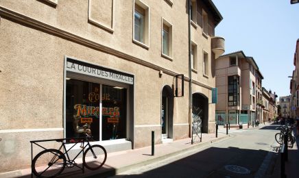 La Cour des Miracles Tatouages et Piercing : Manucure à Toulouse