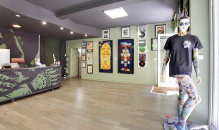 La Cour des Miracles Tatouages et Piercing : Manucure à Toulouse