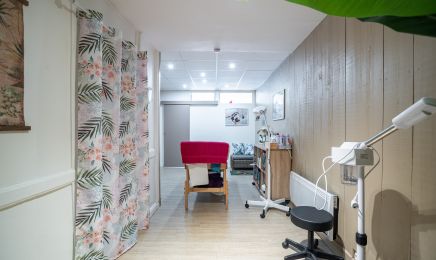 Tropicale beauté : Manucure à Bourg