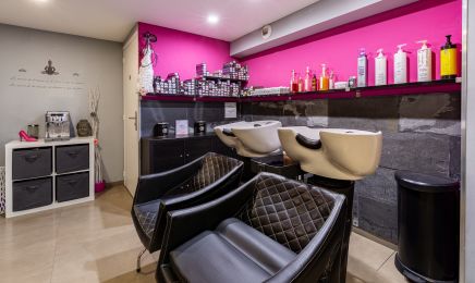 Comme Un 6ème Sens - Coiffure - Esthétique - Bar à Ongle : Coiffeur à La Valette-du-Var