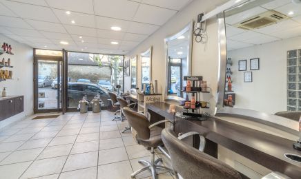 Au delà du Miroir by Perrine : Coiffeur à Buxy