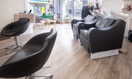 L’instant… : Coiffeur à Saint-Germain-du-Bel-Air