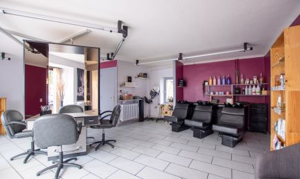 Kath s’en mêle  : Coiffeur à Bas-en-Basset