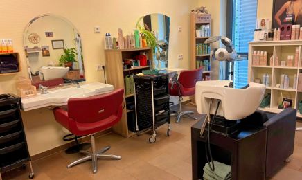 Julias Haarstube: Kosmetikstudio in Langenlonsheim