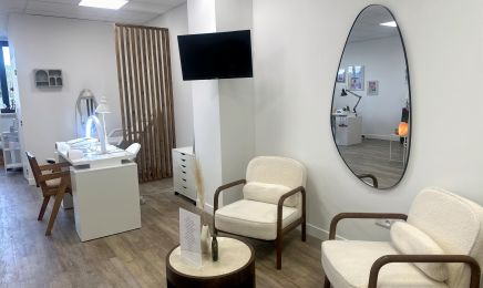 MAISON MK BAR A ONGLES : Coiffeur à Aubagne