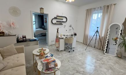 Nelli Beauty Studio: Kosmetikstudio in Büren