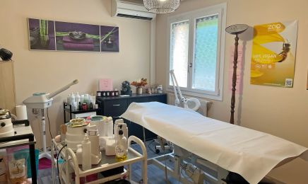 Aux Petits Soins : Institut de beauté à Charly