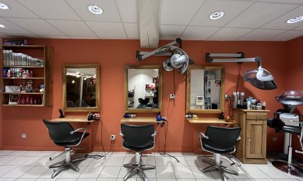 Un Brun Secret : Coiffeur à Prissé