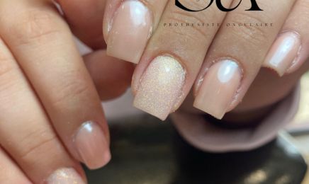 Ongles de strass at Studio Avenue : Manucure à Toulon
