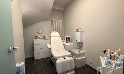 Derma Beauty Institut Laura Herresbach: Nagelstudio in Schmelz