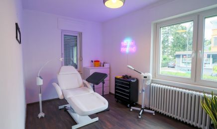 Amluxe Haarstudio: Kosmetikstudio in Frankfurt am Main