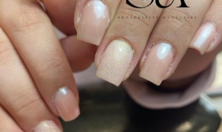 Ongles de strass at Studio Avenue : Manucure à Toulon