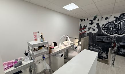 LS Custom Coiffeur & Barber / Piercing / Nails / Lash & Strass Dentaire : Institut de beauté à Dijon