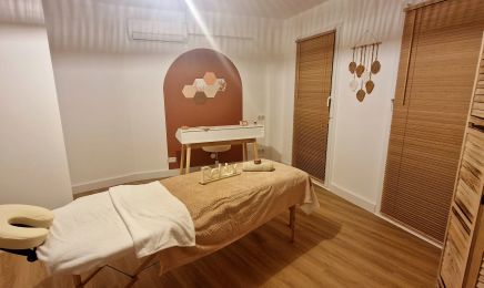 Nathea : Barbier à Saint-Cyr-sur-Mer