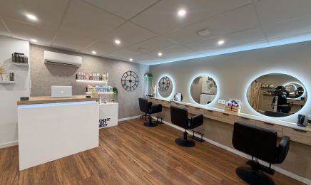 La barber au salon The Darkside : Coiffeur à Saint-Laurent-du-Var