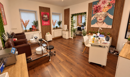 BLACK PINK NAILS Unterföhring: Friseur in Unterföhring