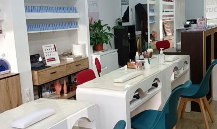 Ongles rouge  : Institut de beauté à Paris