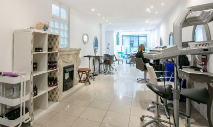 Hôtesse de l’Hair Institut  : Coiffeur à Paris