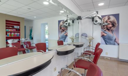 La Fille qui Coiffe : Coiffeur à Marthon