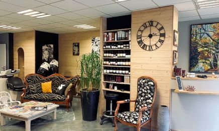 Chez la coiffeuse  : Coiffeur à Péron