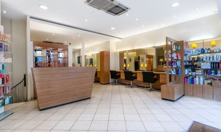 Initial : Coiffeur à Paris