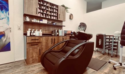 Haarkrug Friseur: Kosmetikstudio in Hatten