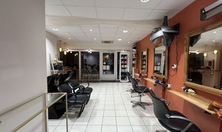 Un Brun Secret : Coiffeur à Prissé