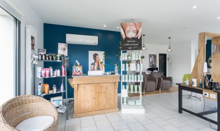 Women and Barber : Coiffeur à Saint-Just-Luzac
