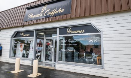 Phoenix coiffure (prothésiste ongulaire, technicienne de cils, sourcils, réflexologie) : Barbier à Bénouville
