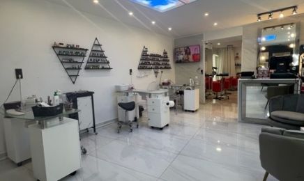 Laïla Ongles : Coiffeur à Nîmes