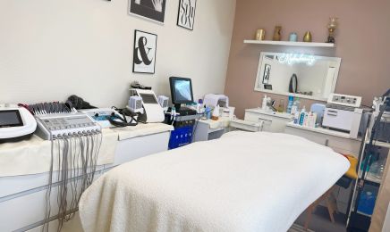 EM Glow Beauty  : Coiffeur à Carquefou