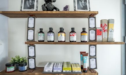 MANORA coiffeur & sensologue , maison de l’être  & du bien être Delphine Pallaro : Coiffeur à Agde