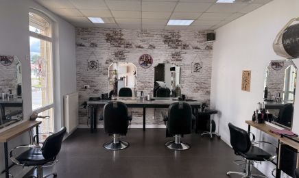 Elegance coiffure : Coiffeur à Tricot