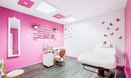 First Class Beauty Institute  : Manucure à Bon-Encontre