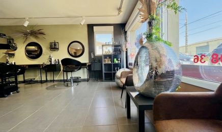 La tête ailleurs  : Coiffeur à Avroult