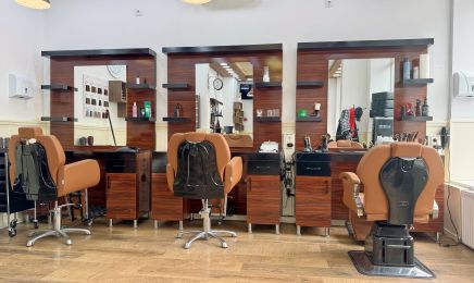 Haarwerk by Hezha: Barbershop in Oldenburg