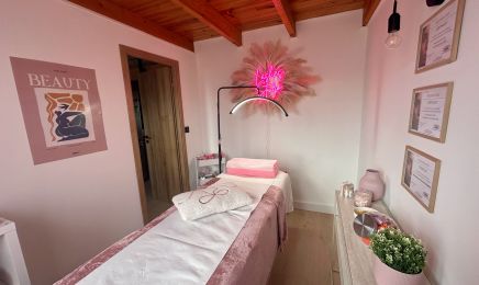 Lashes studio by M : Institut de beauté à Saze