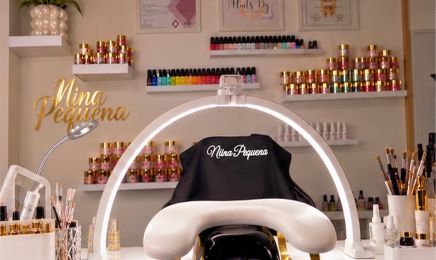 Salon de Nina Pequena  : Manucure à Anse